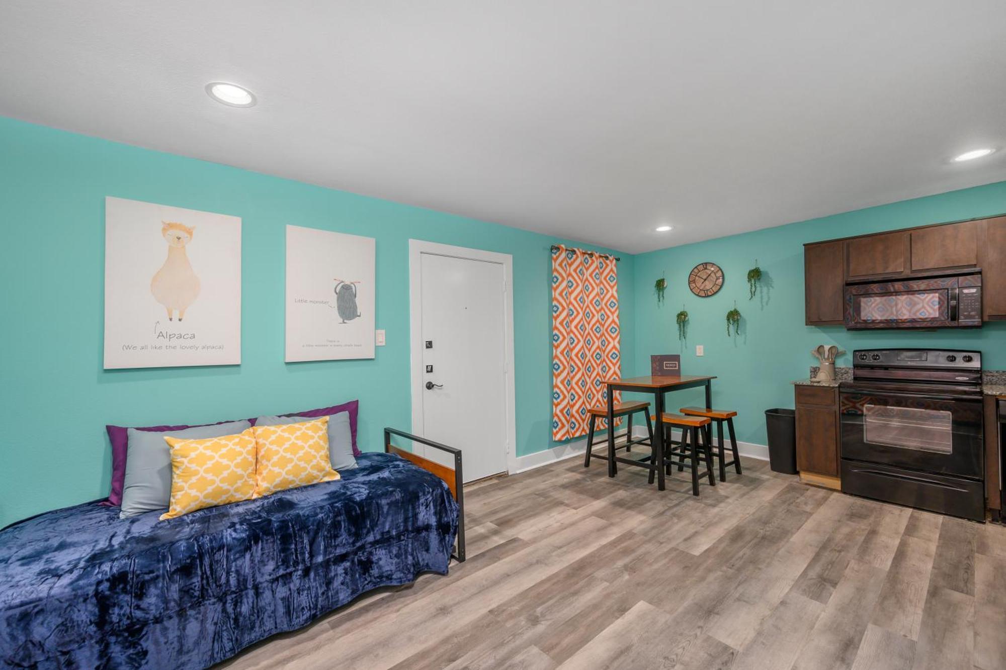 Convenient 1br Unit Close To Shopping & Dining