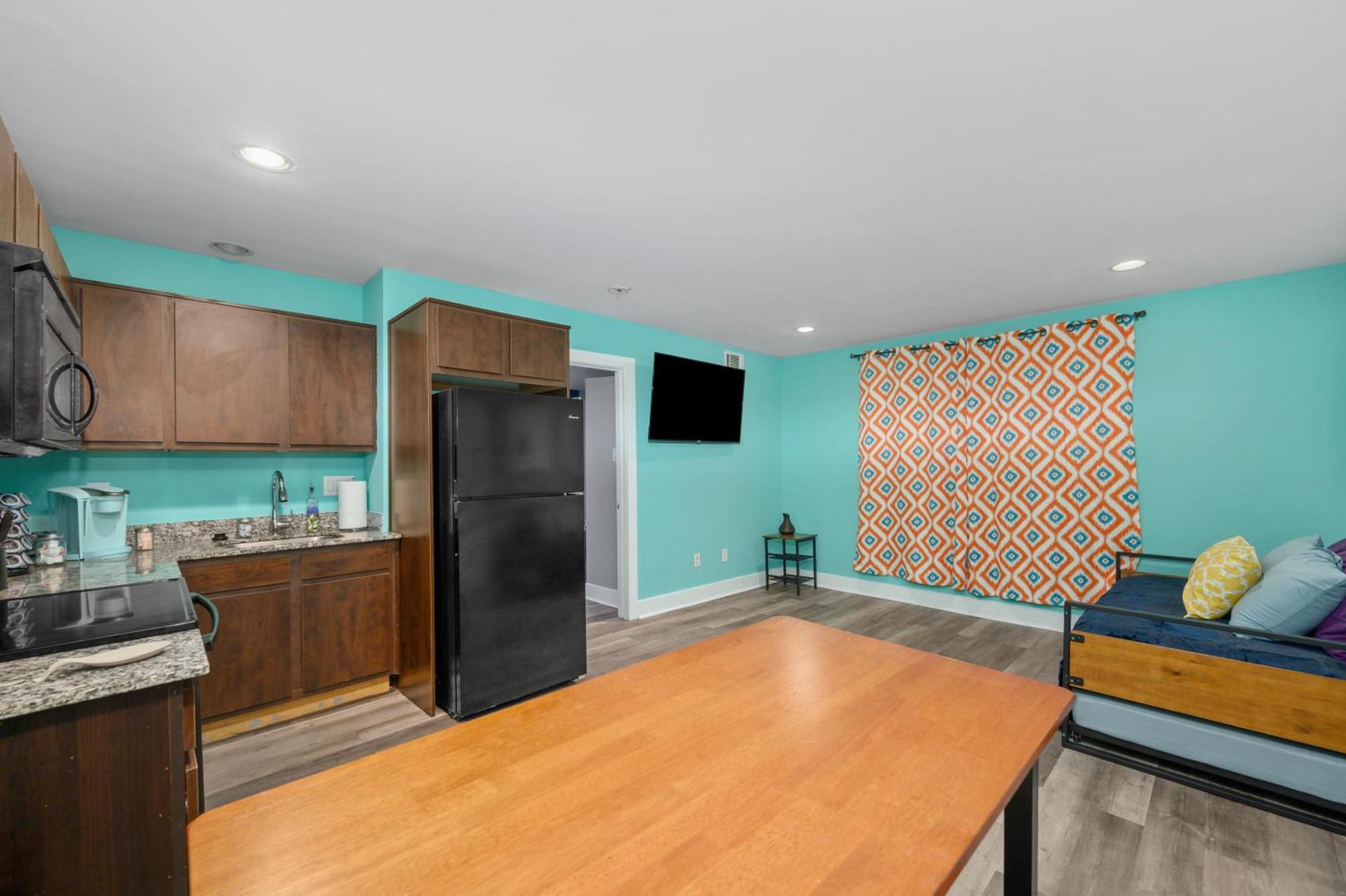 Convenient 1br Unit Close To Shopping & Dining